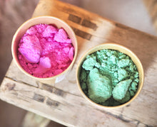 Load image into Gallery viewer, Green (Because “Pink Goes Good With Green”) Love Spells Bath Crumble
