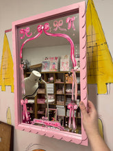 Load image into Gallery viewer, The Daily Mirror 1 (Large Scallop) “All The Bows”
